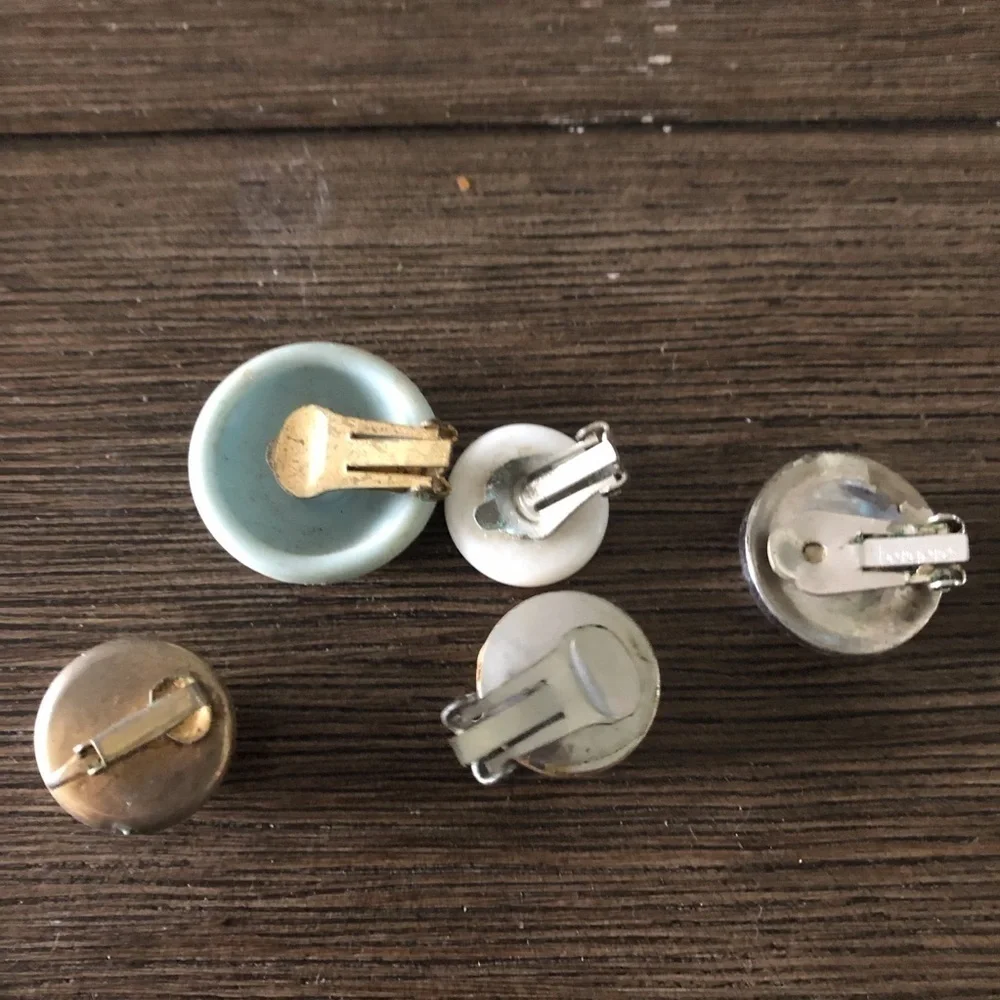 Vintage single cream & gold clip on earrings 5ct.